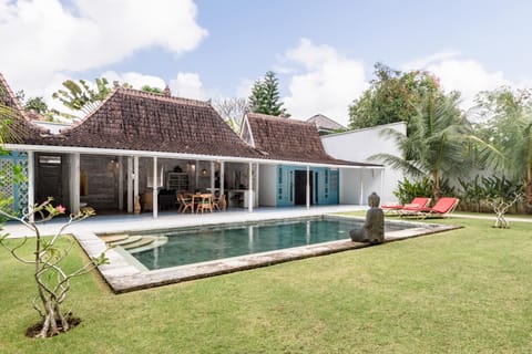 Property building, Swimming pool, sunbed
