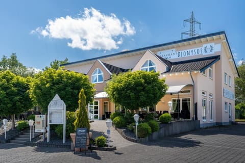Property building, Restaurant/places to eat, Spring, Day, Garden, Garden view