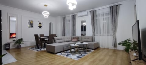 TV and multimedia, Living room, Seating area, Dining area