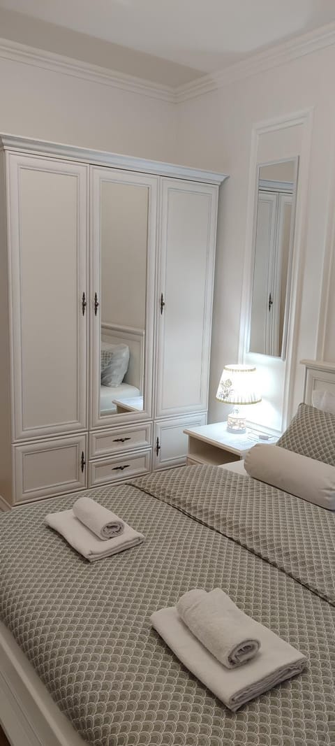 Bed, Bedroom, towels, wardrobe