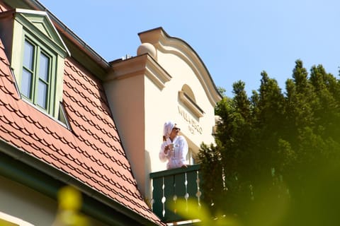 Property building, Day, People, group of guests