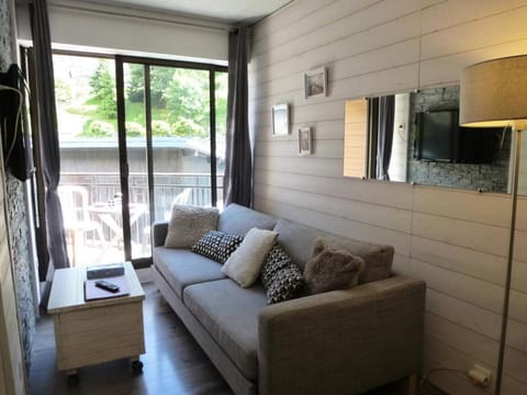 Bed, Living room