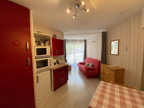 Bed, kitchen