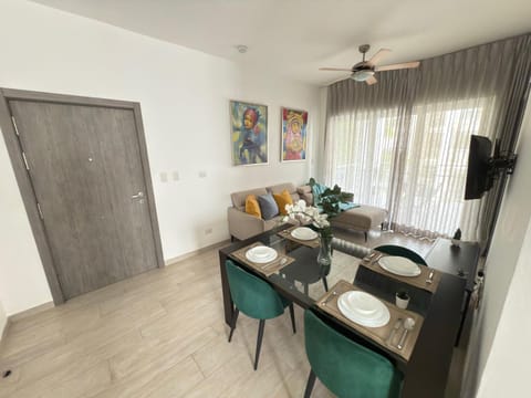 TV and multimedia, Living room, Seating area, Dining area