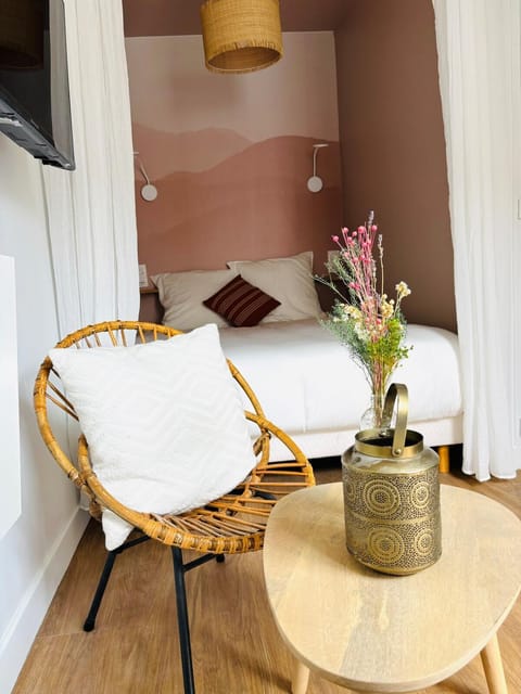 Bed, TV and multimedia, Photo of the whole room, Seating area, Bedroom