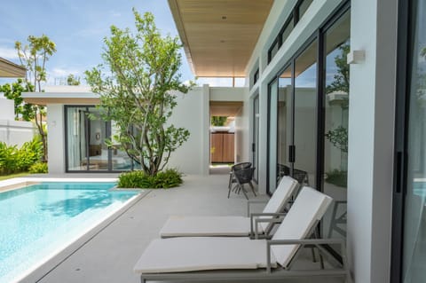 View (from property/room), Pool view, Swimming pool, sunbed