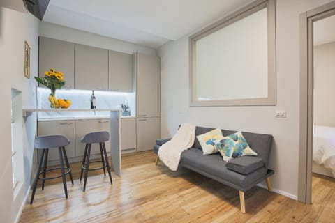 Kitchen or kitchenette, Living room, Seating area, Dining area