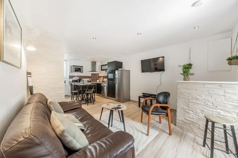 Communal lounge/ TV room, TV and multimedia, Kitchen or kitchenette, Living room, Seating area, Dining area, minibar, stove