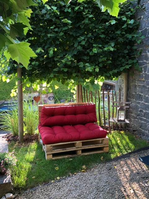 Gîte de Corbion une envie d'Ailleurs 6personnes et le Pt Bonheur 2 personnes Country House in Wallonia, Belgium