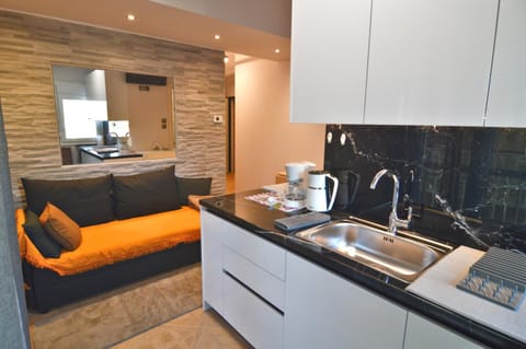 Coffee/tea facilities, Kitchen or kitchenette, Living room, Seating area, stove