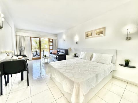 Bed, Photo of the whole room, Decorative detail, Dining area, Bedroom