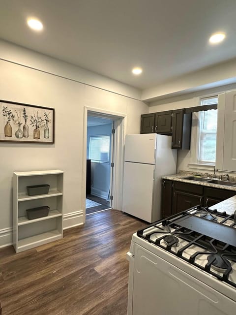 Stunning 3BR-Private Entrance-Renovated-Near City Apartment in Pittsburgh