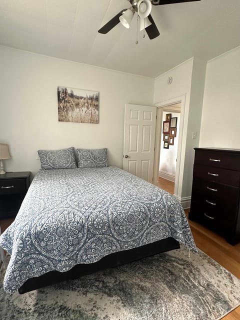 Stunning 3BR-Private Entrance-Renovated-Near City Apartment in Pittsburgh