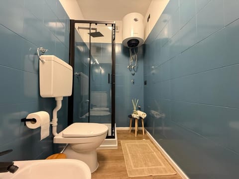 Shower, Toilet, Bathroom, bidet, towels