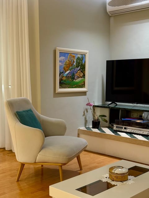 TV and multimedia, Living room, Seating area, Evening entertainment