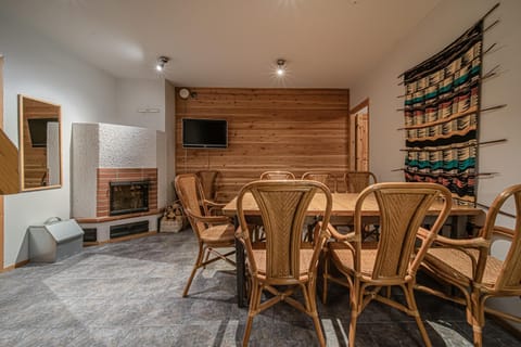 Communal lounge/ TV room, TV and multimedia, Living room, Seating area, Dining area, Evening entertainment, fireplace, heating, internet, pet friendly