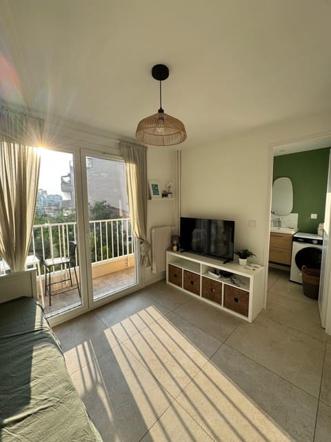 Bed, TV and multimedia, Balcony/Terrace, Living room, Seating area, Bedroom