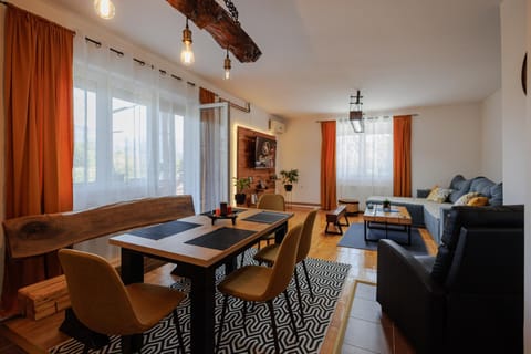 TV and multimedia, Living room, Seating area, Dining area