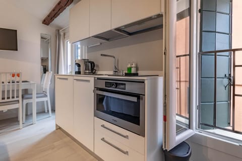 Coffee/tea facilities, Kitchen or kitchenette, Dining area, stove