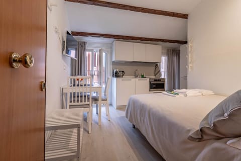 Bed, Kitchen or kitchenette, Photo of the whole room, Dining area, Bedroom