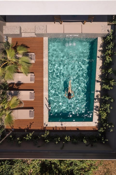 Shower, Garden, Balcony/Terrace, Swimming pool, sunbed, towels