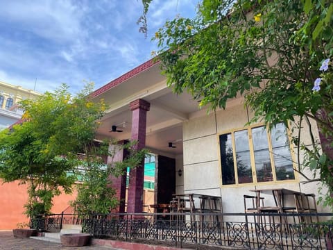 Property building, Restaurant/places to eat