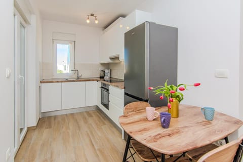 Kitchen or kitchenette, Dining area, oven, pet friendly, stove