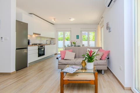 Kitchen or kitchenette, Living room, Seating area, Dining area, pet friendly, stove