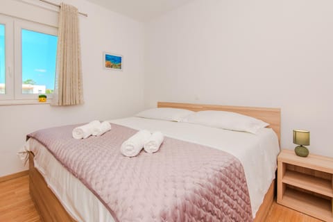 Bed, Bedroom, towels