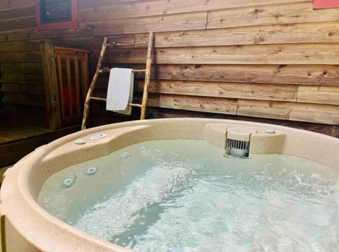 Smoky Mountain Cabin with HOTTUB Cabin in Knoxville