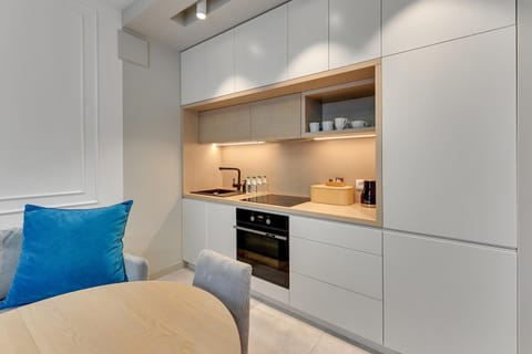 Coffee/tea facilities, Kitchen or kitchenette, oven, stove