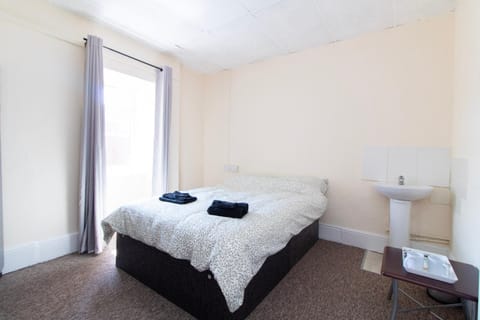 Brookvale Guest House Room 3 Bed and Breakfast in Southampton