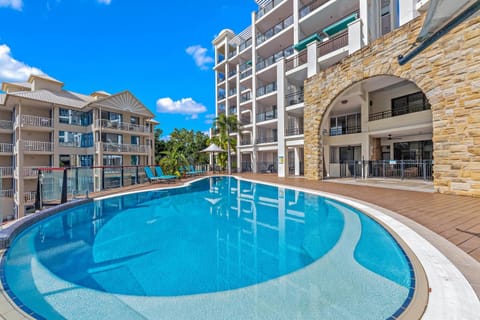 Property building, Swimming pool, sunbed