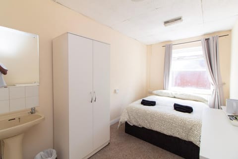 Brookvale Guest House Room 4 Bed and Breakfast in Southampton