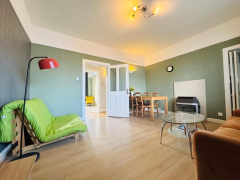 Living room, Seating area, Dining area, fireplace