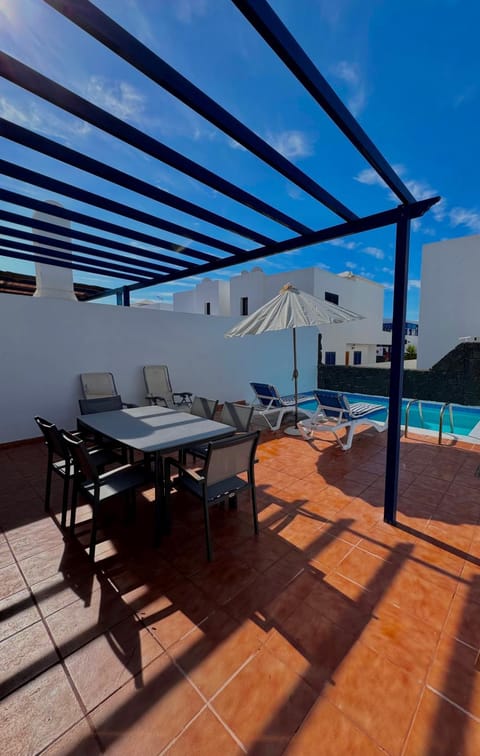 Balcony/Terrace, Dining area, Swimming pool, sunbed
