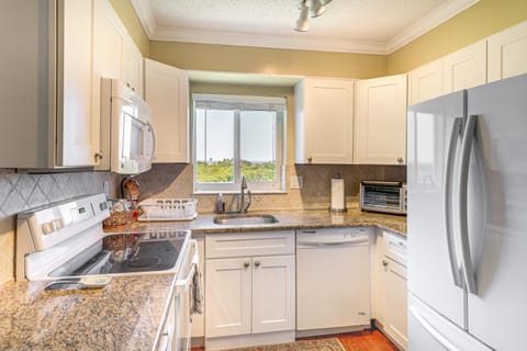 half Mi to Jupiter Beach Penthouse Condo with Views Apartment in Jupiter