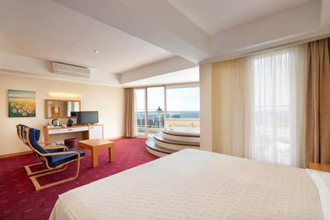 Bed, Hot Tub, TV and multimedia, Living room, Seating area, Bedroom