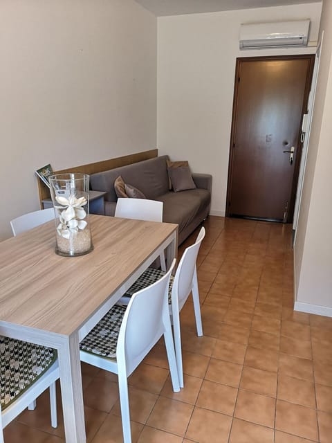 Living room, Dining area, air conditioner