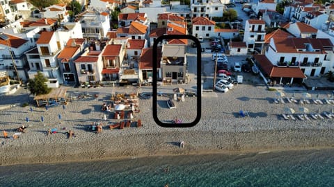 Property building, Neighbourhood, Natural landscape, Beach, Sea view, Location, Parking