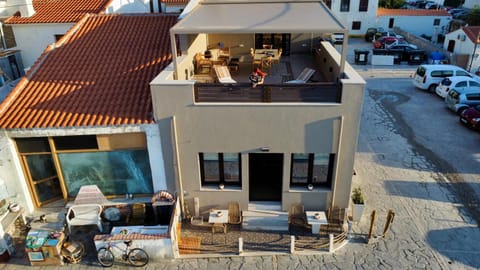 Property building, Neighbourhood, Balcony/Terrace, Dining area, Street view, Location, Parking