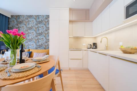Coffee/tea facilities, Kitchen or kitchenette, Dining area, stove