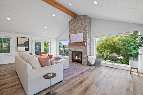 TV and multimedia, View (from property/room), Living room, Lake view, fireplace