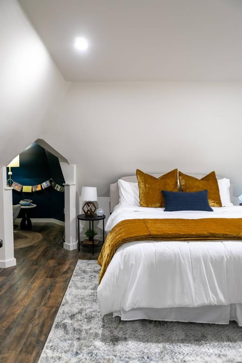 Bed, Seating area, Bedroom