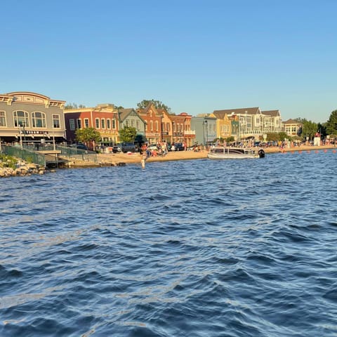 Nearby landmark, Restaurant/places to eat, Neighbourhood, Beach, Shopping Area