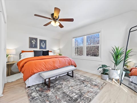 Bed, TV and multimedia, Bedroom