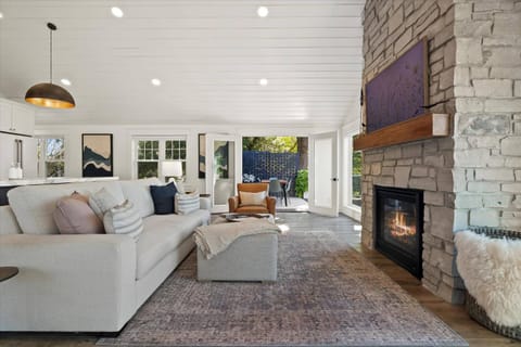 Patio, View (from property/room), Living room, Lake view