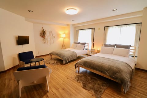 Bed, TV and multimedia, Bedroom