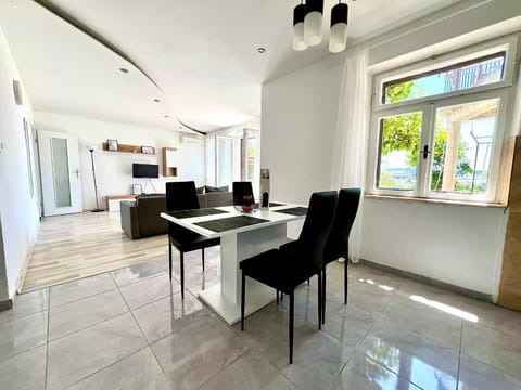 Kitchen or kitchenette, Living room, Seating area, Dining area