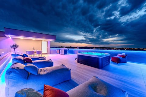 Night, View (from property/room), Balcony/Terrace, Seating area, Pool view, Swimming pool, sunbed